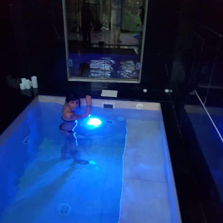 La Casa Con Piscina Riscaldata Interna Anna Luxury Garden Lägenhet Pisa Exteriör bild